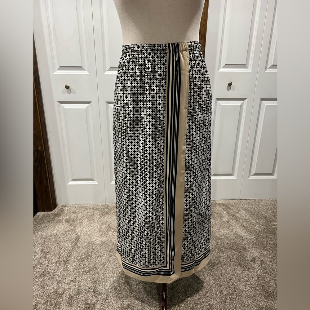 Abercrombie and Fitch- NWT Elegant Black and Cream Patterned Skirt